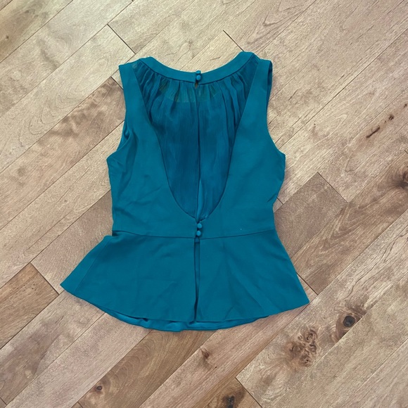 Green Bebe top with sheer cut outs - Picture 2 of 3